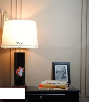 den-ban-tab-dau-giuong-gom-su-trang-men-led-e27-chup-vai-kieu-dang-chau-au-cao-cap-58cm-dtt-ynt8751