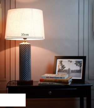 den-ban-tab-dau-giuong-gom-su-trang-men-led-e27-trang-tri-phong-cach-bac-au-hau-hien-dai-57x36cm-dtt-ynt8788