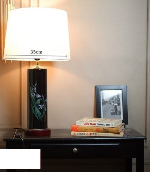 den-ngu-de-ban-tab-dau-giuong-gom-su-trang-men-xanh-led-e27-chup-vai-kieu-dang-chau-au-cao-cap-58cm-dtt-ynt8709