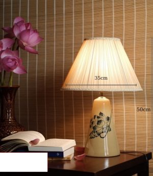 den-ban-tab-dau-giuong-gom-su-trang-men-led-e27-chup-vai-cao-cap-kieu-dang-tan-co-dien-chau-au-h58cm-dtt-ynt8835