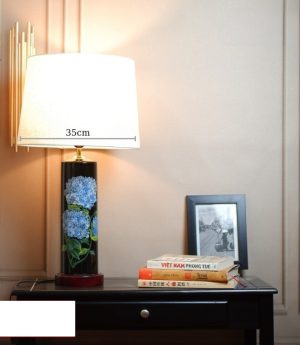 den-ban-tab-dau-giuong-gom-su-trang-men-led-e27-chup-vai-cao-cap-kieu-dang-tan-co-dien-chau-au-h60cm-dtt-ynt8833