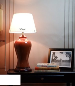 den-ban-tab-dau-giuong-gom-su-trang-men-trang-led-e27-chup-nhua-cao-cap-kieu-dang-tan-co-dien-chau-au-h44cm-dtt-yn5712