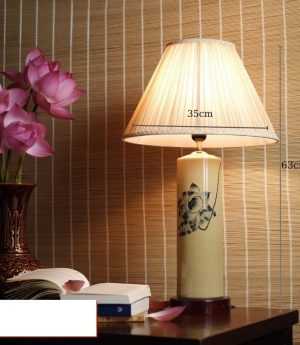 den-ngu-de-ban-tab-dau-giuong-gom-su-trang-men-cao-cap-led-e27-chup-vai-xep-ly-kieu-dang-co-dien-chau-au-dtt-db8801-1