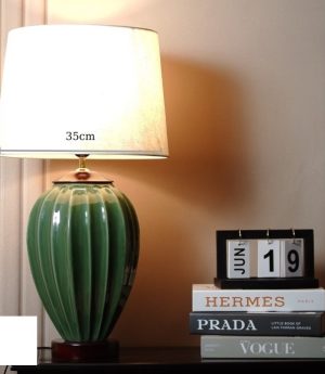 den-ngu-de-ban-tab-dau-giuong-gom-su-trang-men-xanh-luc-cao-cap-led-e27-chup-vai-xep-ly-kieu-dang-bac-au-hau-hien-dai-dtt-db8808