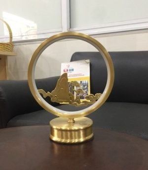 den-ban-dau-giuong-led-e27-trang-tri-kieu-dang-bac-au-co-dien-chup-vai-hoa-tiet-cao-cap-dtt-db-yn209