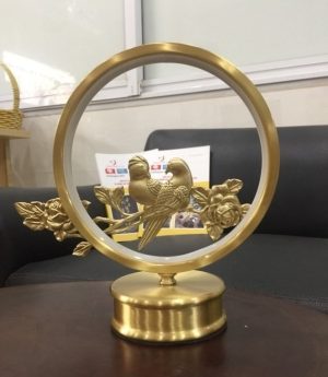 den-ban-dau-giuong-led-e27-trang-tri-kieu-dang-bac-au-hien-dai-chup-vai-xep-ly-cao-cap-dtt-db-yn518