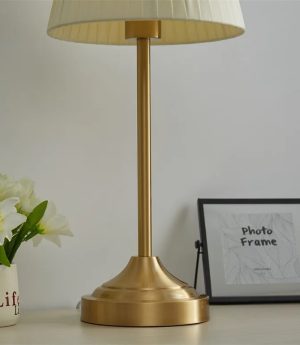 den-ban-dau-giuong-led-e27-trang-tri-phong-ngu-kieu-dang-bac-au-hien-dai-chup-vai-cao-cap-dtt-db-yn2214-4